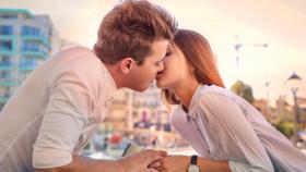 Khi muốn hôn người yêu lần đầu phải làm sao?